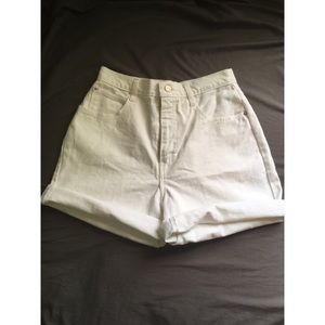 VINTAGE white high waisted denim shorts!